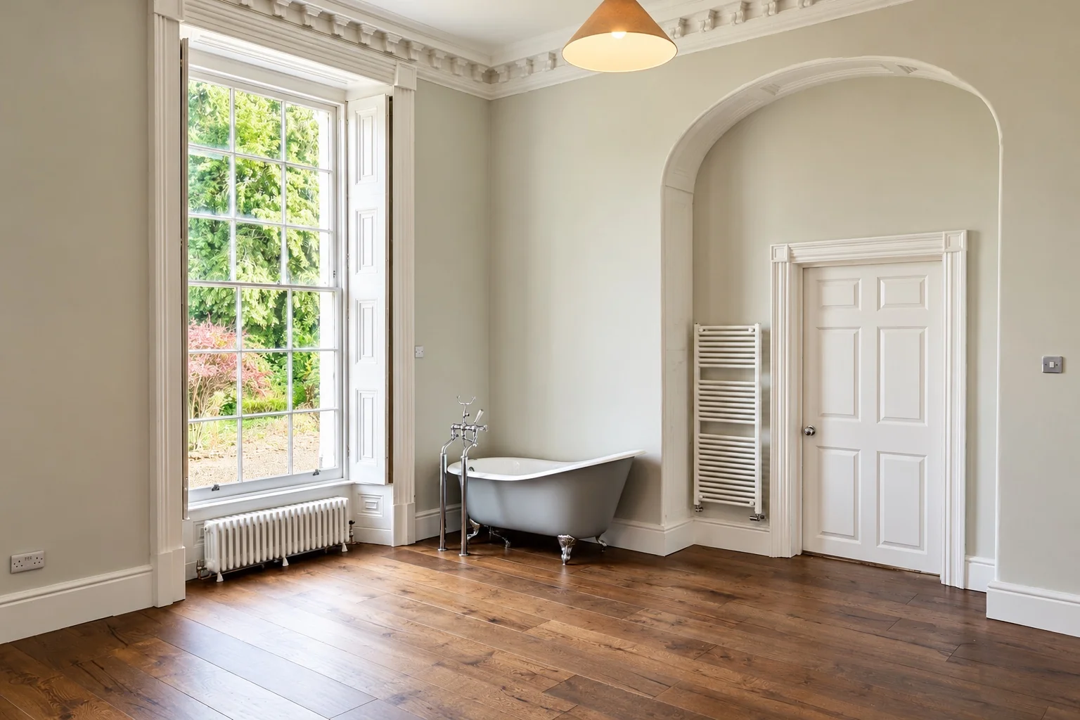 Georgian room with arched mouldings, sash window and freestanding bath